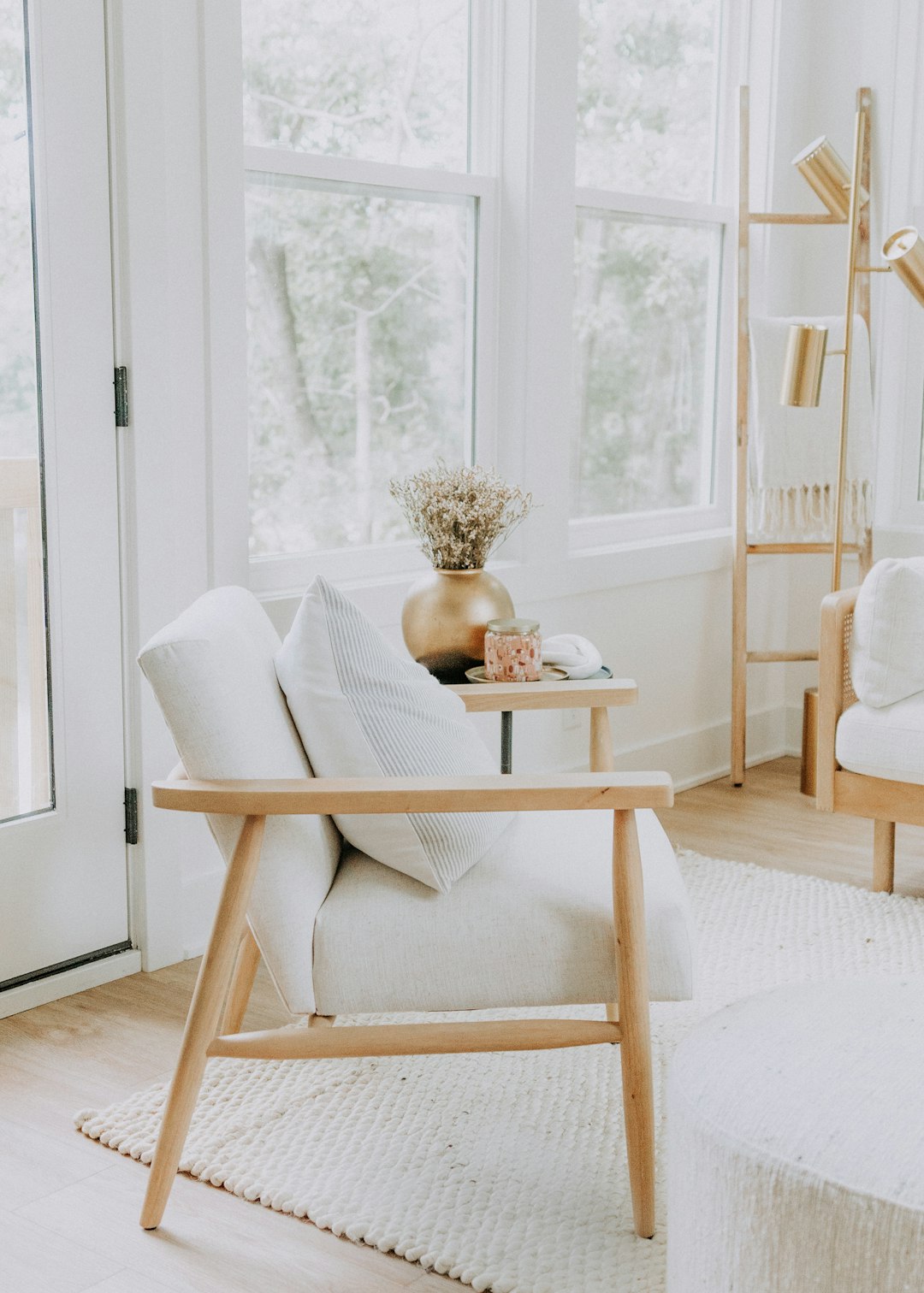 a-living-room-with-a-chair-and-a-table-wg380n-ad7q